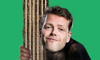 Nov06 KZ Martijn Koning Een Aap Die Geen Bananen Eet F Merlijn Doomernik & PTRVRKD PF Staand